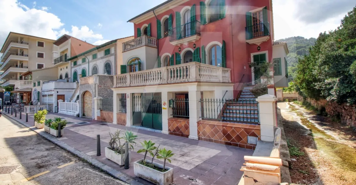 zum-verkauf-steht-eine-fantastische-eckvilla-aus-den-1925er-jahren-mit-garten-in-einer-ruhigen-gegend-direkt-am-strand-platja-d'en-repíc-in-puerto-de-sóller