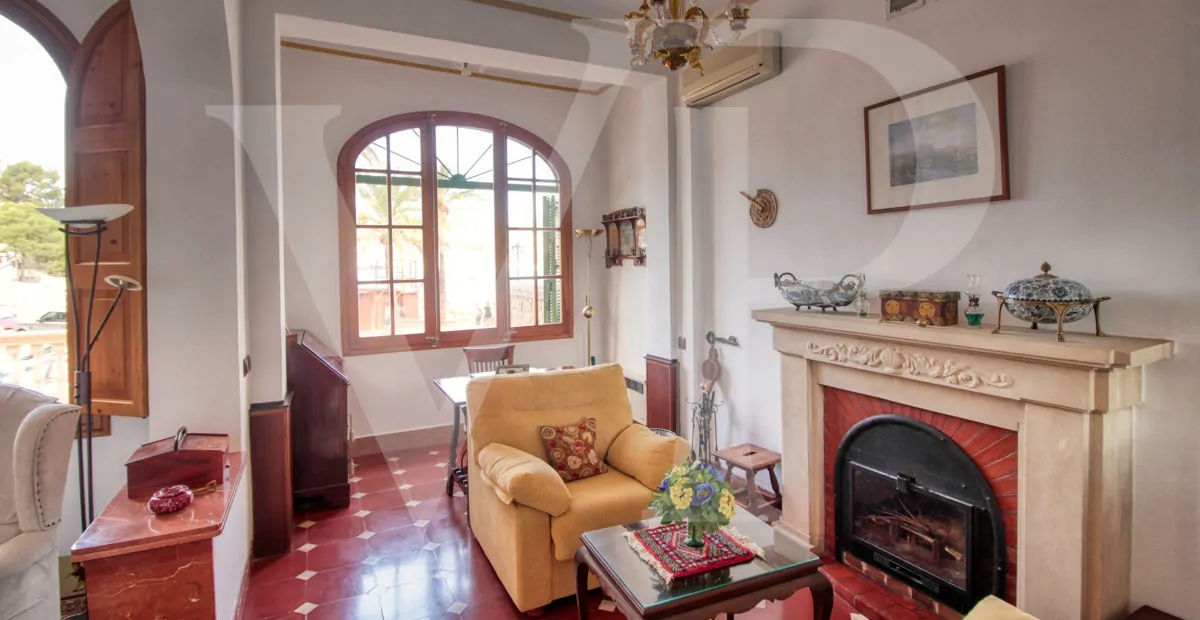 zum-verkauf-steht-eine-fantastische-eckvilla-aus-den-1925er-jahren-mit-garten-in-einer-ruhigen-gegend-direkt-am-strand-platja-d'en-repíc-in-puerto-de-sóller