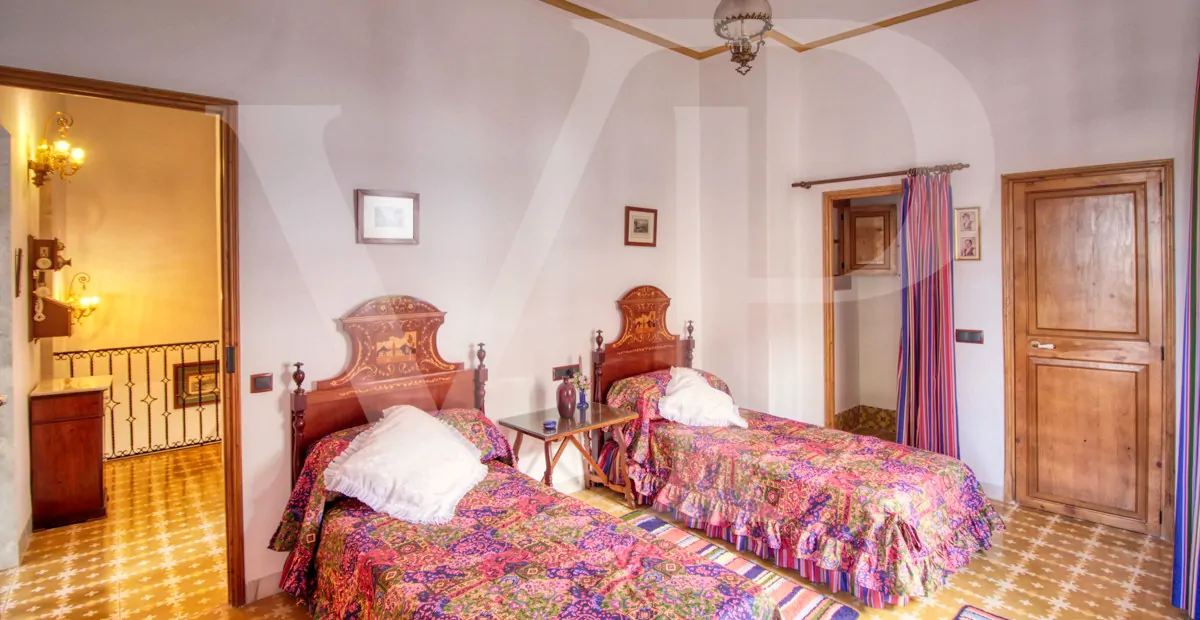 zum-verkauf-steht-eine-fantastische-eckvilla-aus-den-1925er-jahren-mit-garten-in-einer-ruhigen-gegend-direkt-am-strand-platja-d'en-repíc-in-puerto-de-sóller