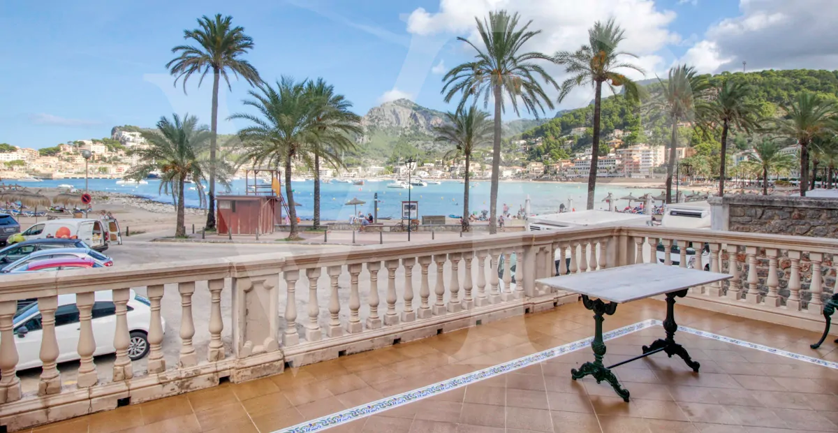 zum-verkauf-steht-eine-fantastische-eckvilla-aus-den-1925er-jahren-mit-garten-in-einer-ruhigen-gegend-direkt-am-strand-platja-d'en-repíc-in-puerto-de-sóller