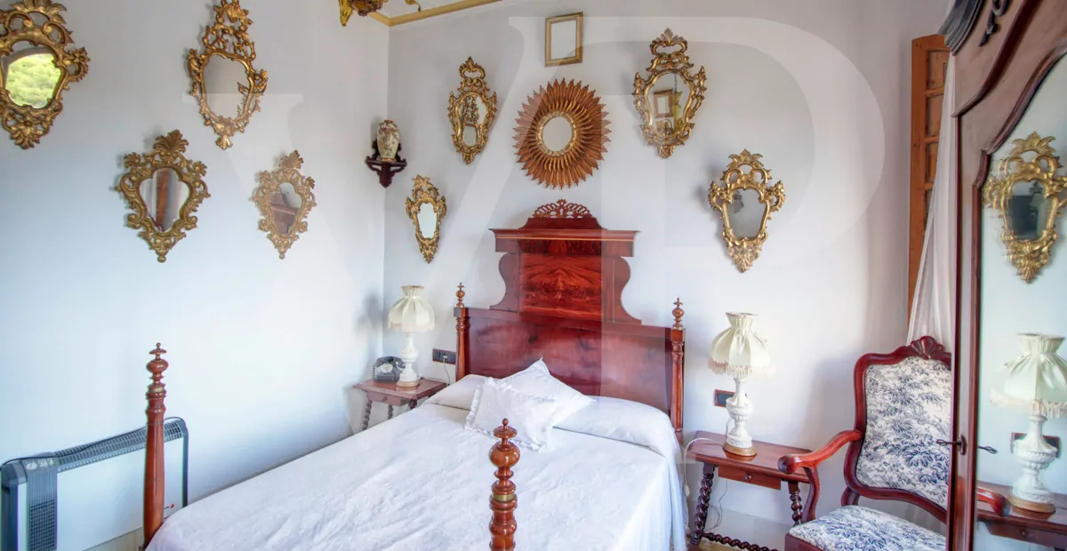 zum-verkauf-steht-eine-fantastische-eckvilla-aus-den-1925er-jahren-mit-garten-in-einer-ruhigen-gegend-direkt-am-strand-platja-d'en-repíc-in-puerto-de-sóller