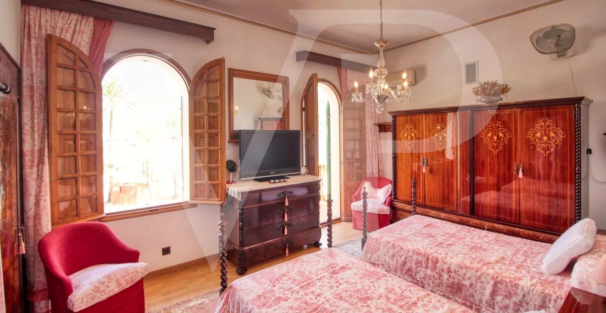 zum-verkauf-steht-eine-fantastische-eckvilla-aus-den-1925er-jahren-mit-garten-in-einer-ruhigen-gegend-direkt-am-strand-platja-d'en-repíc-in-puerto-de-sóller