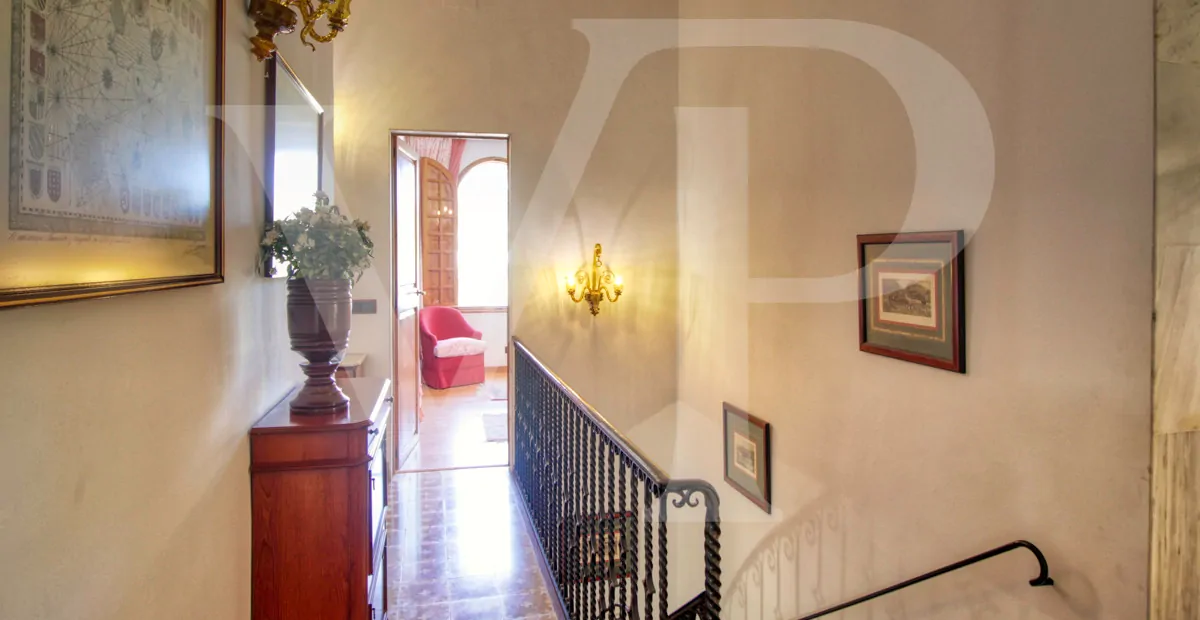 zum-verkauf-steht-eine-fantastische-eckvilla-aus-den-1925er-jahren-mit-garten-in-einer-ruhigen-gegend-direkt-am-strand-platja-d'en-repíc-in-puerto-de-sóller