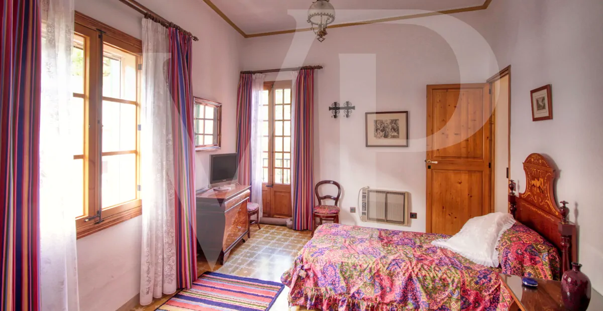 zum-verkauf-steht-eine-fantastische-eckvilla-aus-den-1925er-jahren-mit-garten-in-einer-ruhigen-gegend-direkt-am-strand-platja-d'en-repíc-in-puerto-de-sóller