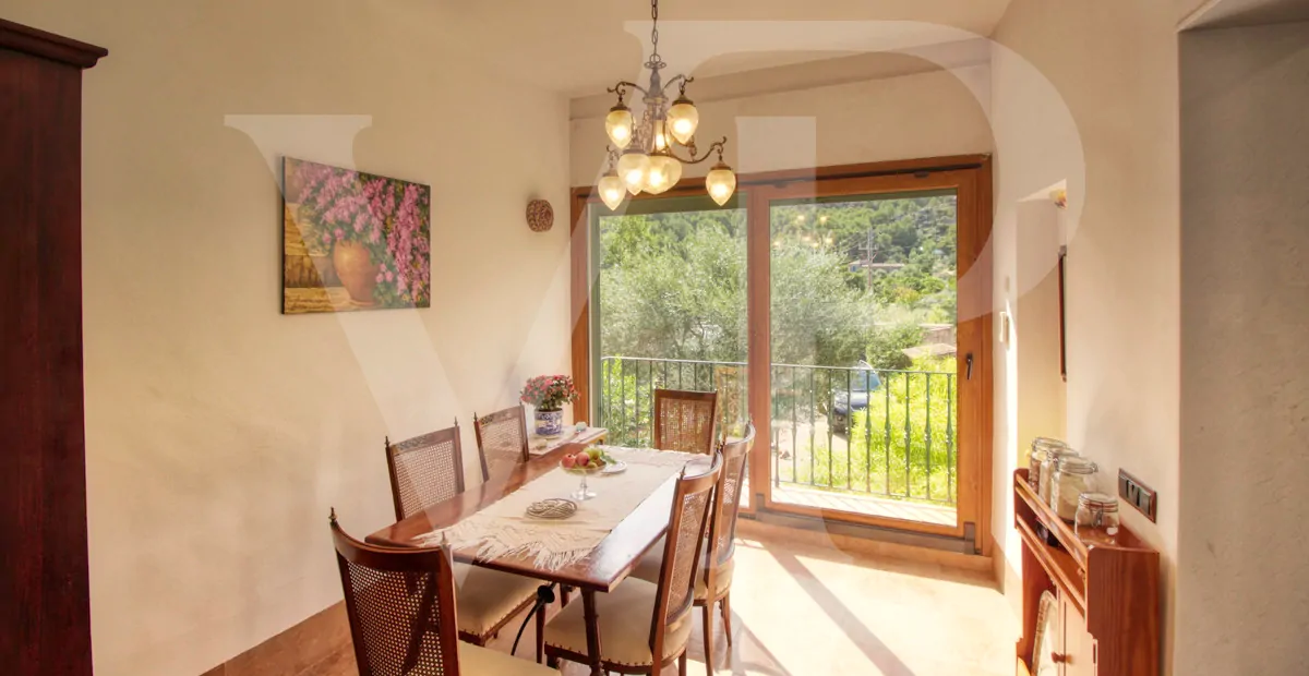 zum-verkauf-steht-eine-fantastische-eckvilla-aus-den-1925er-jahren-mit-garten-in-einer-ruhigen-gegend-direkt-am-strand-platja-d'en-repíc-in-puerto-de-sóller