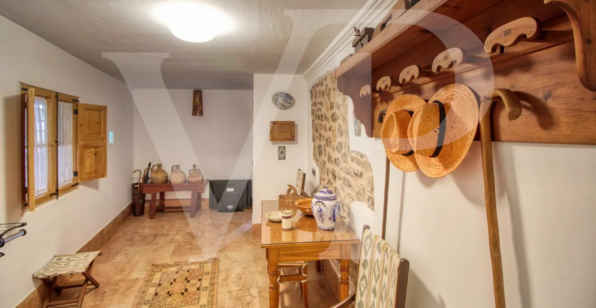 zum-verkauf-steht-eine-fantastische-eckvilla-aus-den-1925er-jahren-mit-garten-in-einer-ruhigen-gegend-direkt-am-strand-platja-d'en-repíc-in-puerto-de-sóller