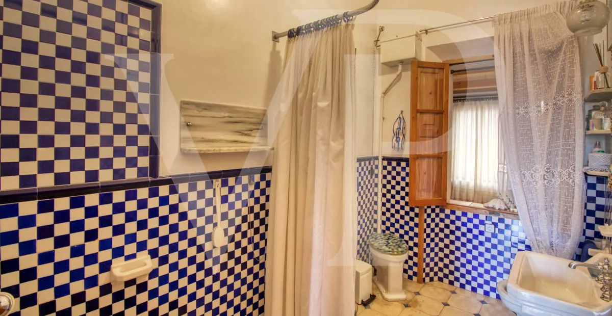 zum-verkauf-steht-eine-fantastische-eckvilla-aus-den-1925er-jahren-mit-garten-in-einer-ruhigen-gegend-direkt-am-strand-platja-d'en-repíc-in-puerto-de-sóller