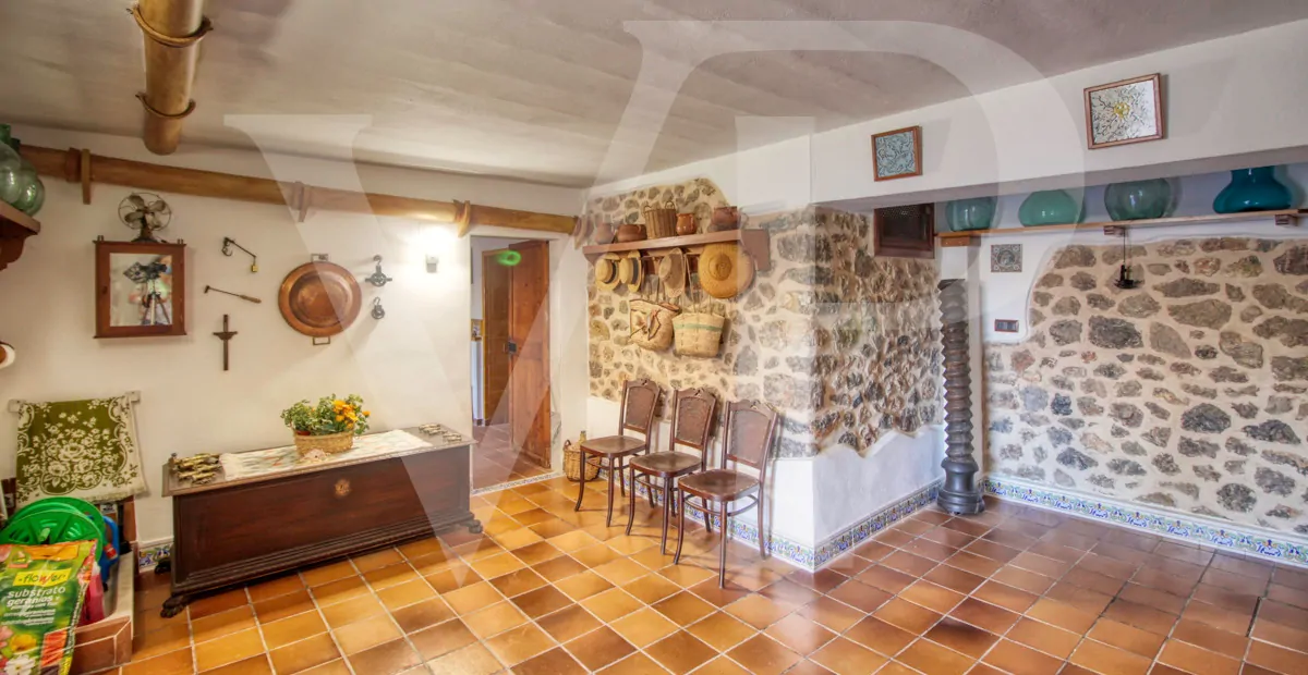 zum-verkauf-steht-eine-fantastische-eckvilla-aus-den-1925er-jahren-mit-garten-in-einer-ruhigen-gegend-direkt-am-strand-platja-d'en-repíc-in-puerto-de-sóller