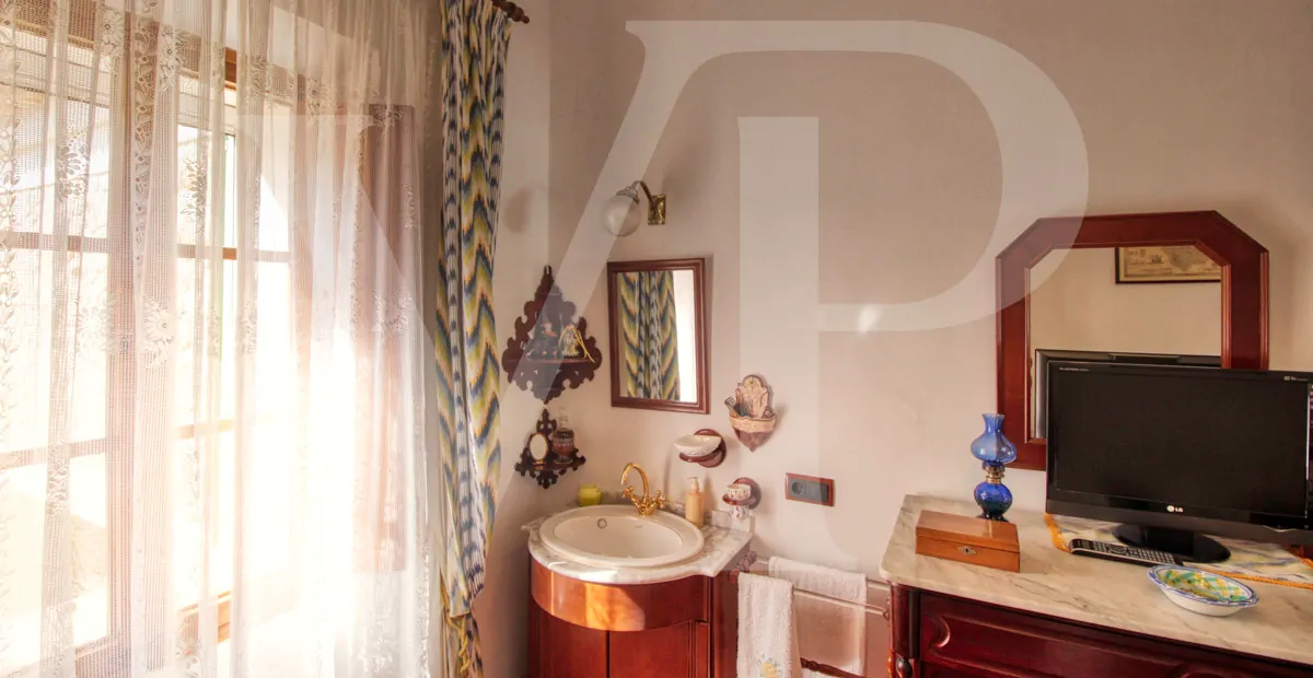 zum-verkauf-steht-eine-fantastische-eckvilla-aus-den-1925er-jahren-mit-garten-in-einer-ruhigen-gegend-direkt-am-strand-platja-d'en-repíc-in-puerto-de-sóller