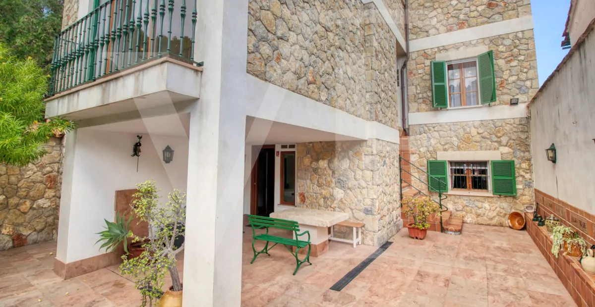 zum-verkauf-steht-eine-fantastische-eckvilla-aus-den-1925er-jahren-mit-garten-in-einer-ruhigen-gegend-direkt-am-strand-platja-d'en-repíc-in-puerto-de-sóller