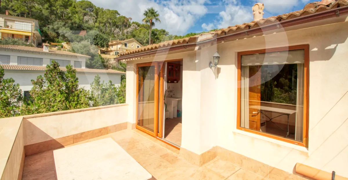 zum-verkauf-steht-eine-fantastische-eckvilla-aus-den-1925er-jahren-mit-garten-in-einer-ruhigen-gegend-direkt-am-strand-platja-d'en-repíc-in-puerto-de-sóller