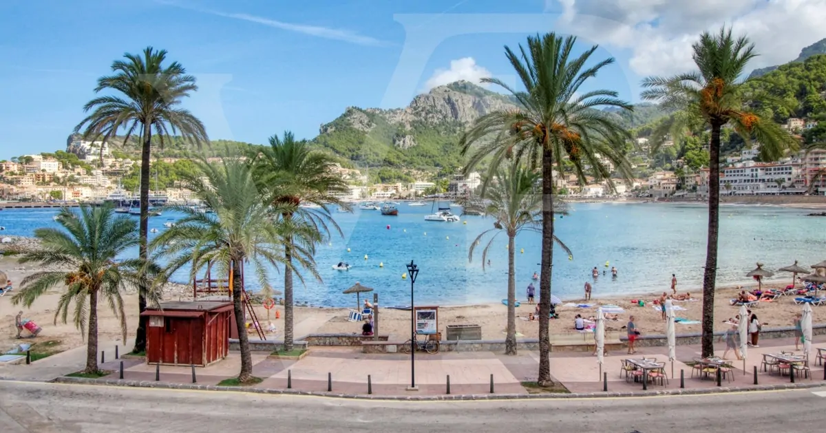 zum-verkauf-steht-eine-fantastische-eckvilla-aus-den-1925er-jahren-mit-garten-in-einer-ruhigen-gegend-direkt-am-strand-platja-d'en-repíc-in-puerto-de-sóller