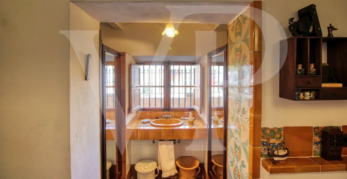 zum-verkauf-steht-eine-fantastische-eckvilla-aus-den-1925er-jahren-mit-garten-in-einer-ruhigen-gegend-direkt-am-strand-platja-d'en-repíc-in-puerto-de-sóller