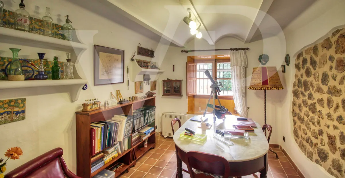 zum-verkauf-steht-eine-fantastische-eckvilla-aus-den-1925er-jahren-mit-garten-in-einer-ruhigen-gegend-direkt-am-strand-platja-d'en-repíc-in-puerto-de-sóller