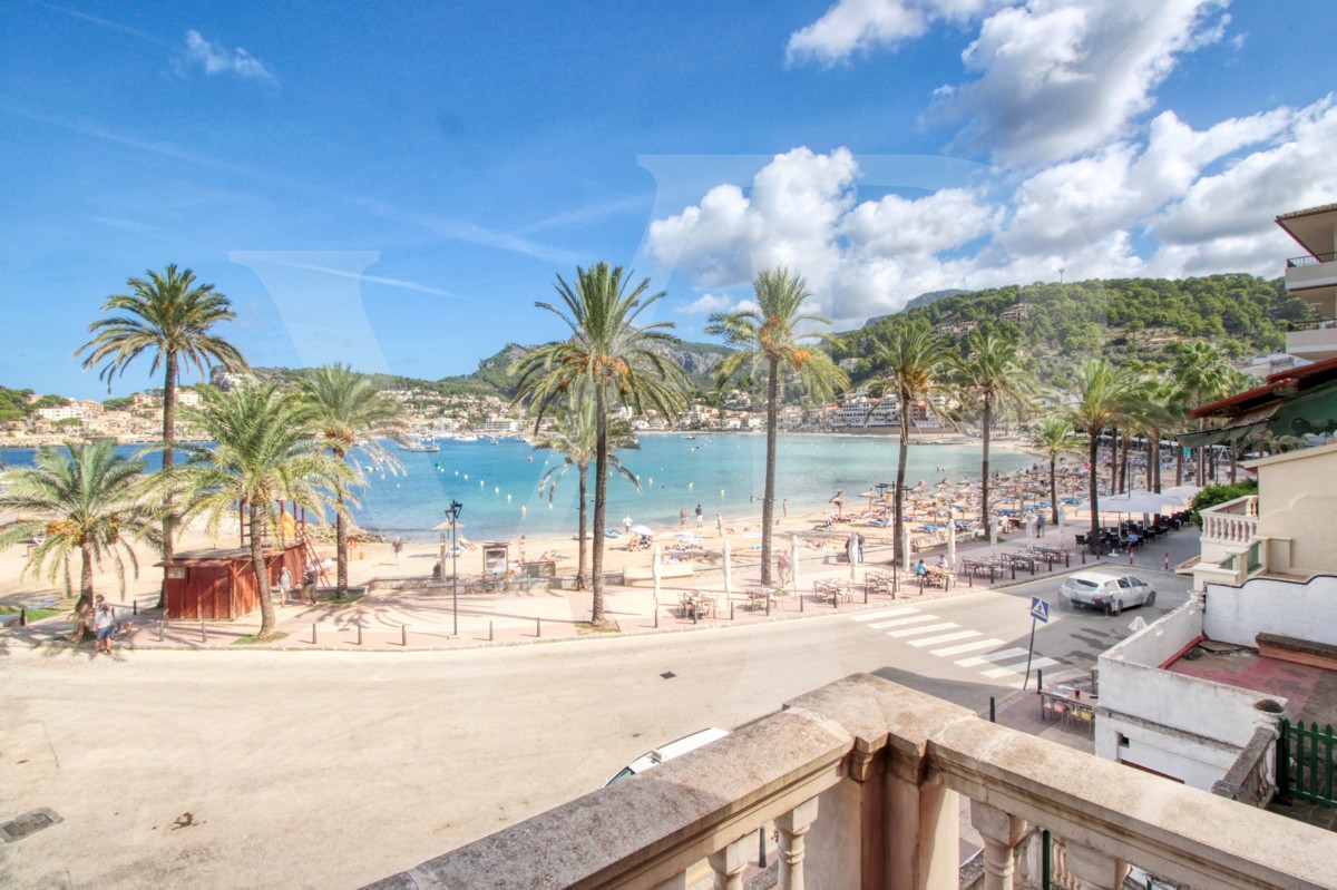 zum-verkauf-steht-eine-fantastische-eckvilla-aus-den-1925er-jahren-mit-garten-in-einer-ruhigen-gegend-direkt-am-strand-platja-d'en-repíc-in-puerto-de-sóller