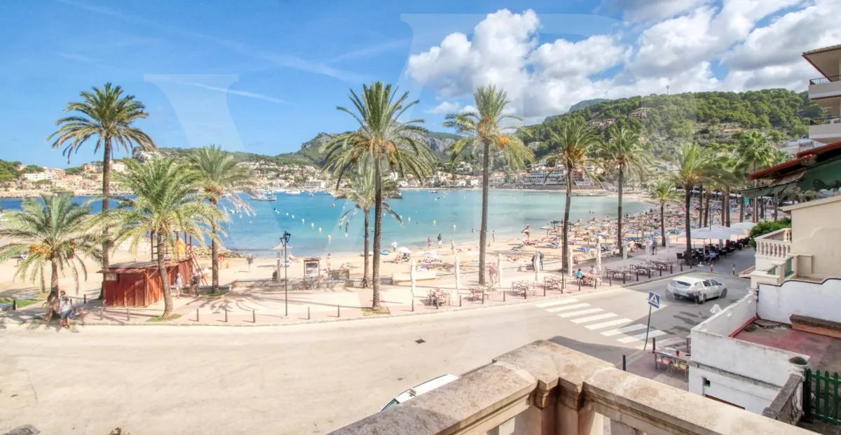 zum-verkauf-steht-eine-fantastische-eckvilla-aus-den-1925er-jahren-mit-garten-in-einer-ruhigen-gegend-direkt-am-strand-platja-d'en-repíc-in-puerto-de-sóller