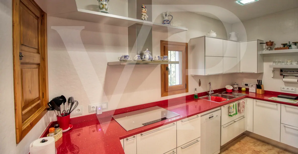 zum-verkauf-steht-eine-fantastische-eckvilla-aus-den-1925er-jahren-mit-garten-in-einer-ruhigen-gegend-direkt-am-strand-platja-d'en-repíc-in-puerto-de-sóller