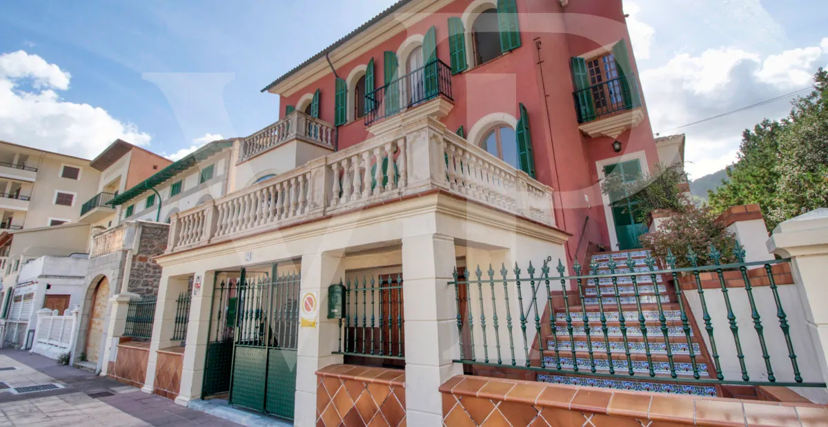 zum-verkauf-steht-eine-fantastische-eckvilla-aus-den-1925er-jahren-mit-garten-in-einer-ruhigen-gegend-direkt-am-strand-platja-d'en-repíc-in-puerto-de-sóller