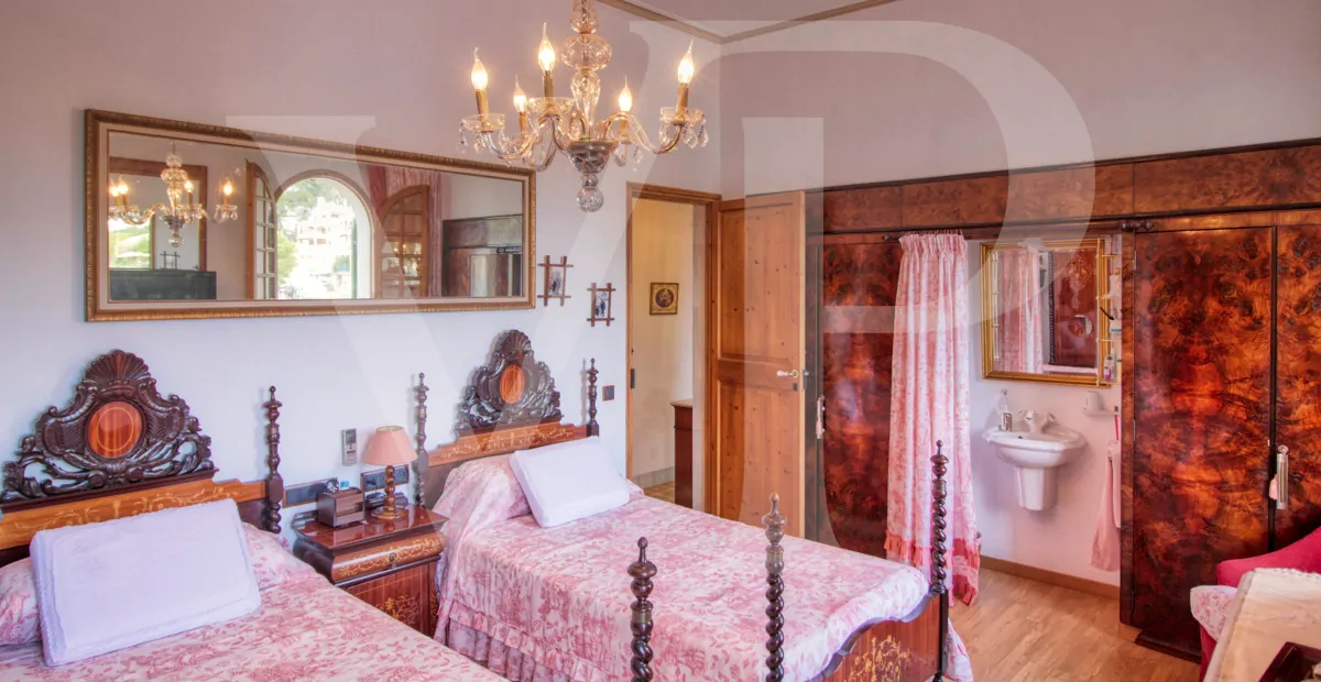 zum-verkauf-steht-eine-fantastische-eckvilla-aus-den-1925er-jahren-mit-garten-in-einer-ruhigen-gegend-direkt-am-strand-platja-d'en-repíc-in-puerto-de-sóller