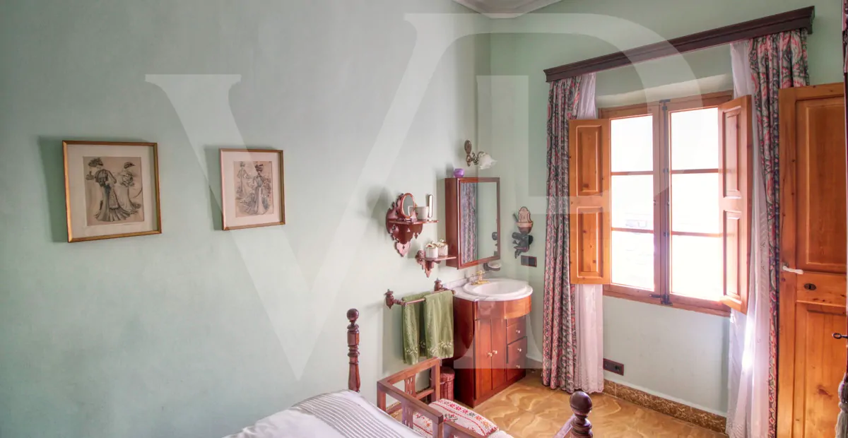 zum-verkauf-steht-eine-fantastische-eckvilla-aus-den-1925er-jahren-mit-garten-in-einer-ruhigen-gegend-direkt-am-strand-platja-d'en-repíc-in-puerto-de-sóller