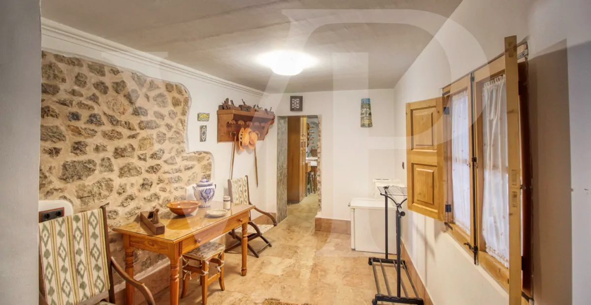 zum-verkauf-steht-eine-fantastische-eckvilla-aus-den-1925er-jahren-mit-garten-in-einer-ruhigen-gegend-direkt-am-strand-platja-d'en-repíc-in-puerto-de-sóller