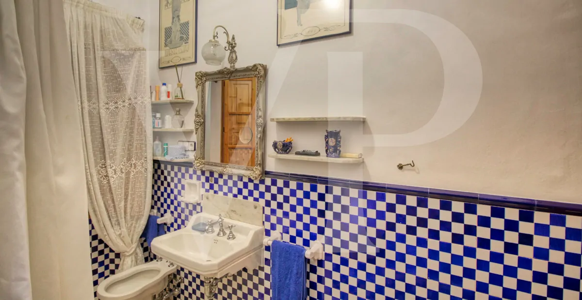 zum-verkauf-steht-eine-fantastische-eckvilla-aus-den-1925er-jahren-mit-garten-in-einer-ruhigen-gegend-direkt-am-strand-platja-d'en-repíc-in-puerto-de-sóller