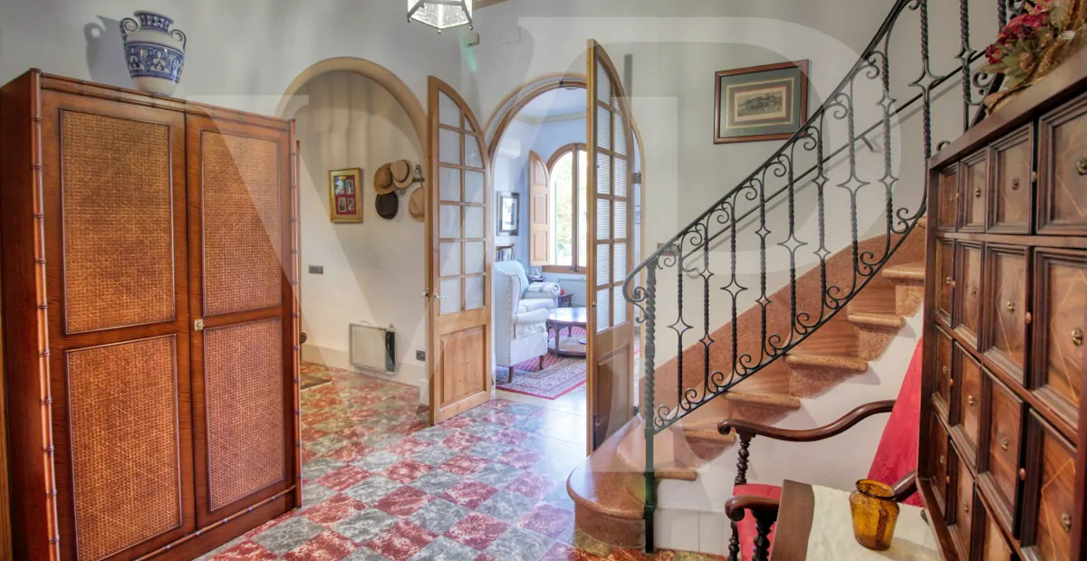 zum-verkauf-steht-eine-fantastische-eckvilla-aus-den-1925er-jahren-mit-garten-in-einer-ruhigen-gegend-direkt-am-strand-platja-d'en-repíc-in-puerto-de-sóller