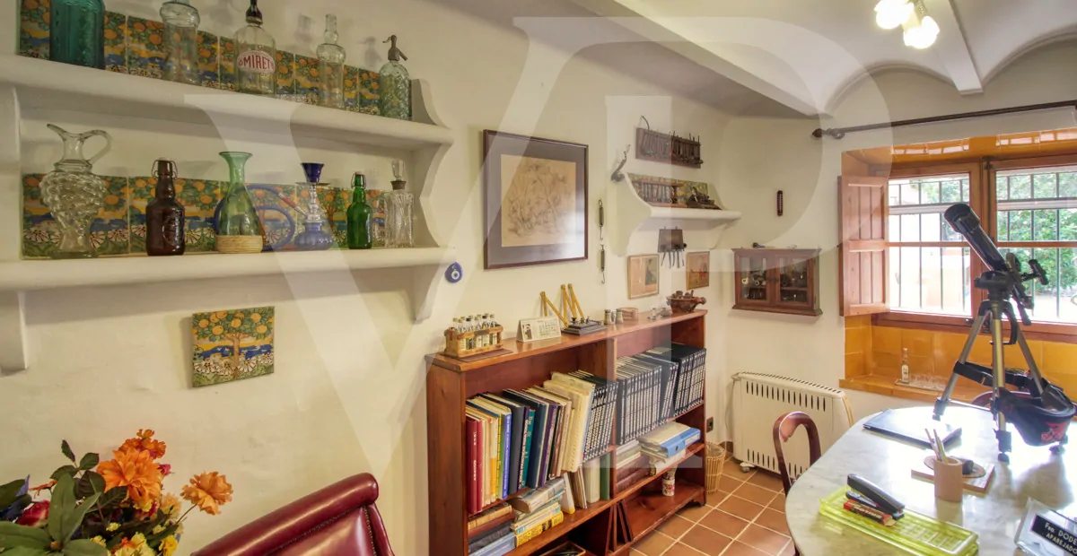 zum-verkauf-steht-eine-fantastische-eckvilla-aus-den-1925er-jahren-mit-garten-in-einer-ruhigen-gegend-direkt-am-strand-platja-d'en-repíc-in-puerto-de-sóller