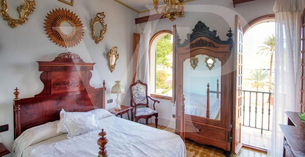 zum-verkauf-steht-eine-fantastische-eckvilla-aus-den-1925er-jahren-mit-garten-in-einer-ruhigen-gegend-direkt-am-strand-platja-d'en-repíc-in-puerto-de-sóller