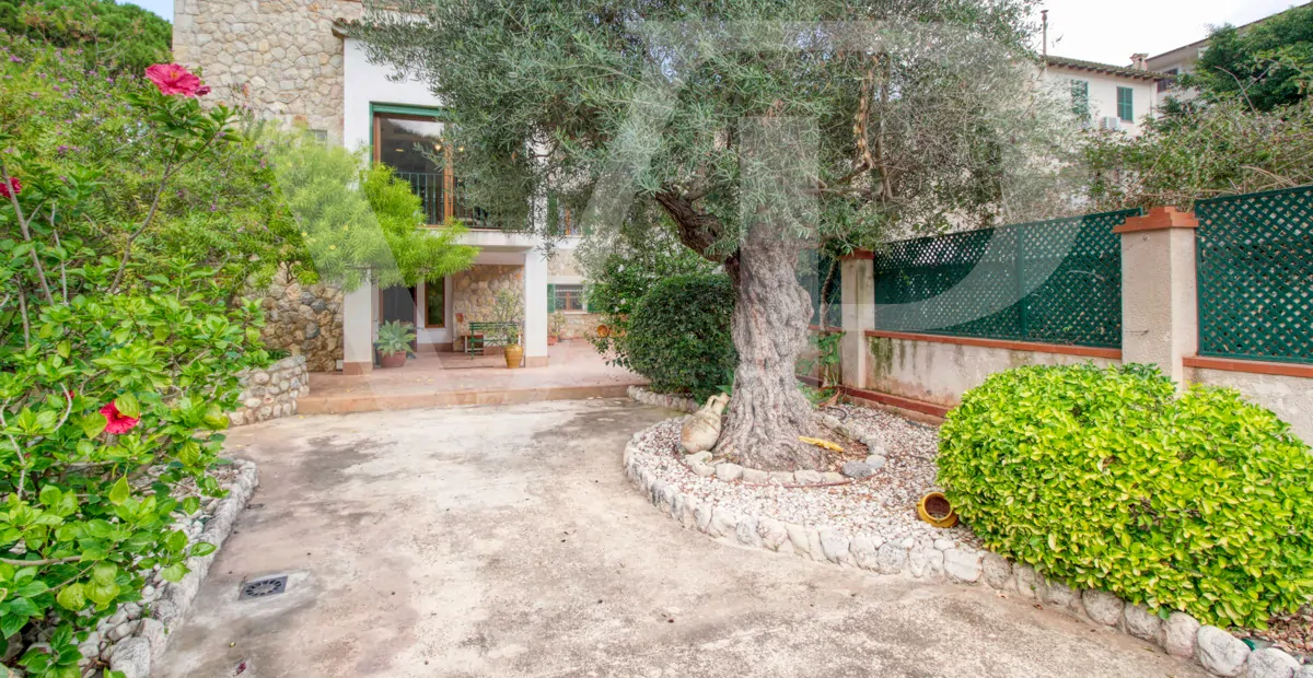 zum-verkauf-steht-eine-fantastische-eckvilla-aus-den-1925er-jahren-mit-garten-in-einer-ruhigen-gegend-direkt-am-strand-platja-d'en-repíc-in-puerto-de-sóller