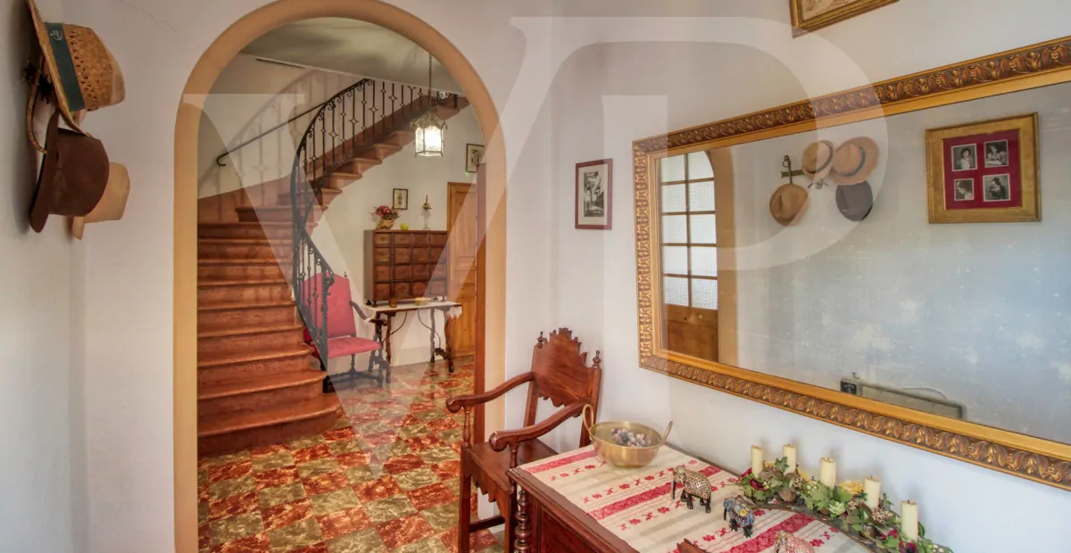 zum-verkauf-steht-eine-fantastische-eckvilla-aus-den-1925er-jahren-mit-garten-in-einer-ruhigen-gegend-direkt-am-strand-platja-d'en-repíc-in-puerto-de-sóller