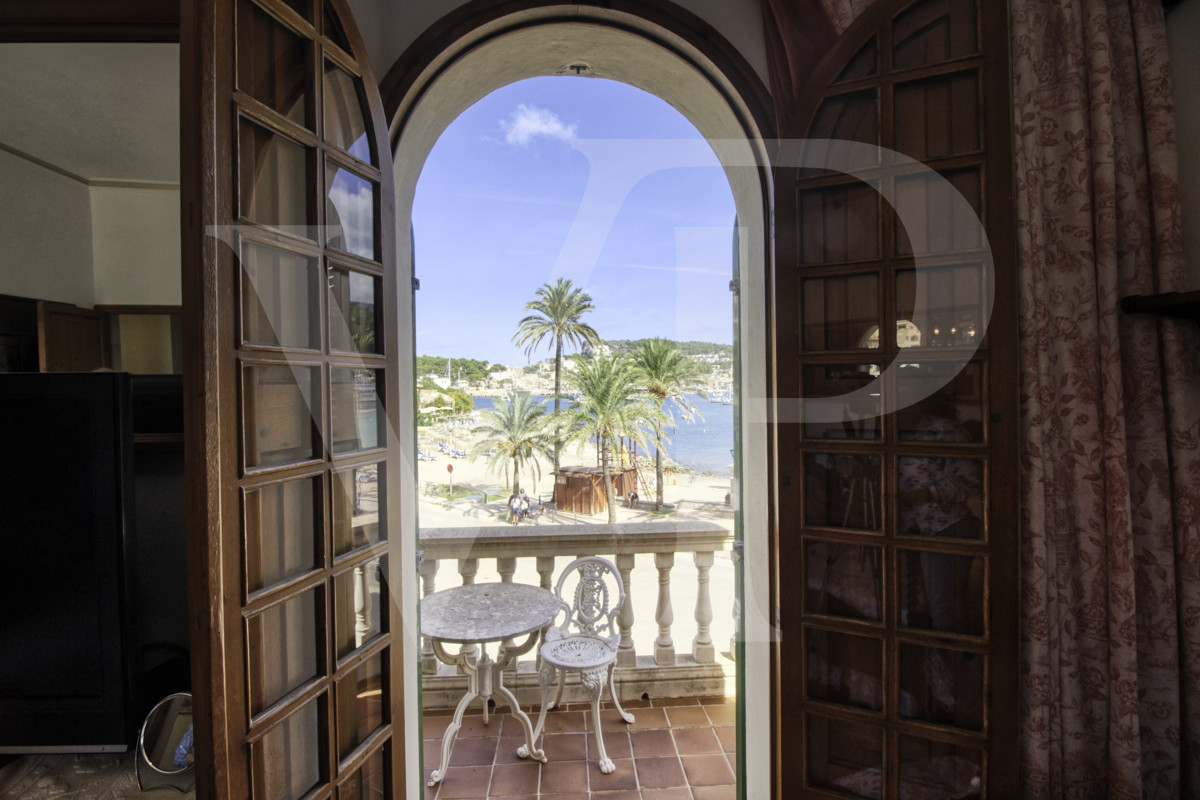 en-venta-fantástica-villa-señorial-de-1925-en-esquina-con-jardín-en-zona-tranquila-en-primera-línea-de-la-playa-platja-d'en-repíc-del-puerto-de-sóller