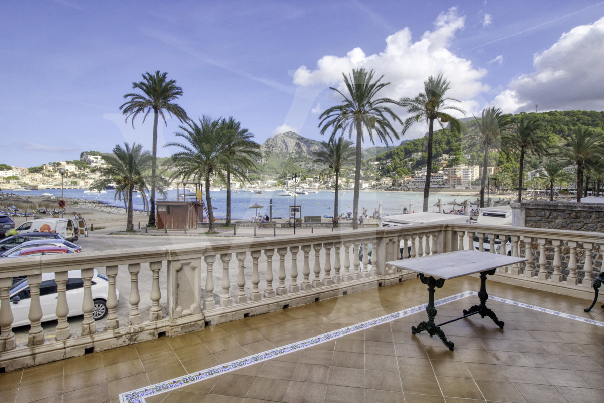 en-venta-fantástica-villa-señorial-de-1925-en-esquina-con-jardín-en-zona-tranquila-en-primera-línea-de-la-playa-platja-d'en-repíc-del-puerto-de-sóller