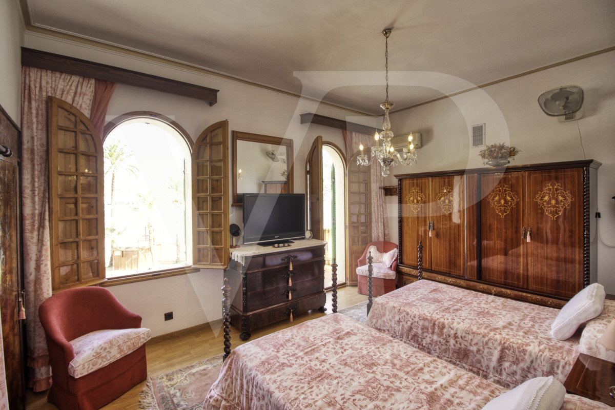 en-venta-fantástica-villa-señorial-de-1925-en-esquina-con-jardín-en-zona-tranquila-en-primera-línea-de-la-playa-platja-d'en-repíc-del-puerto-de-sóller