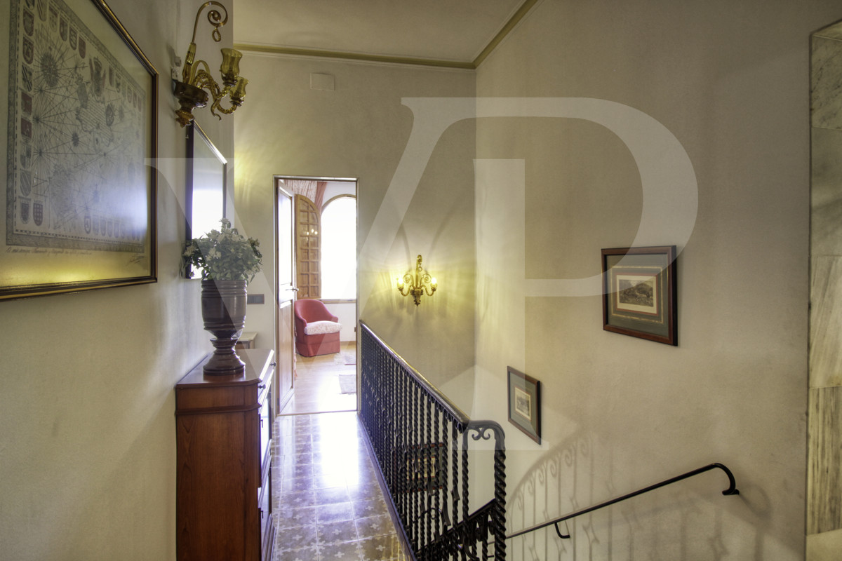 en-venta-fantástica-villa-señorial-de-1925-en-esquina-con-jardín-en-zona-tranquila-en-primera-línea-de-la-playa-platja-d'en-repíc-del-puerto-de-sóller