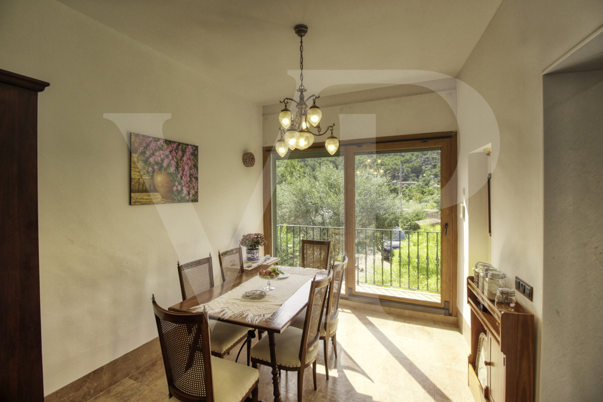 en-venta-fantástica-villa-señorial-de-1925-en-esquina-con-jardín-en-zona-tranquila-en-primera-línea-de-la-playa-platja-d'en-repíc-del-puerto-de-sóller