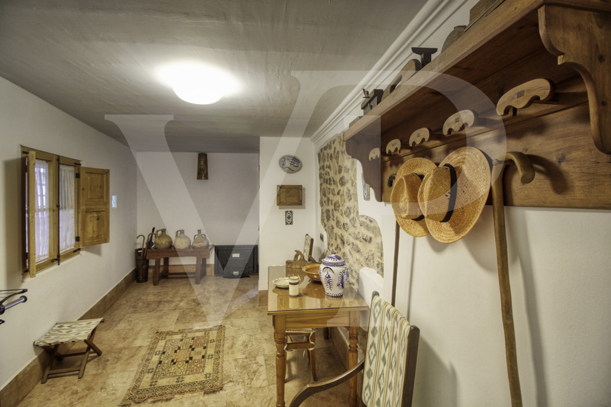 en-venta-fantástica-villa-señorial-de-1925-en-esquina-con-jardín-en-zona-tranquila-en-primera-línea-de-la-playa-platja-d'en-repíc-del-puerto-de-sóller