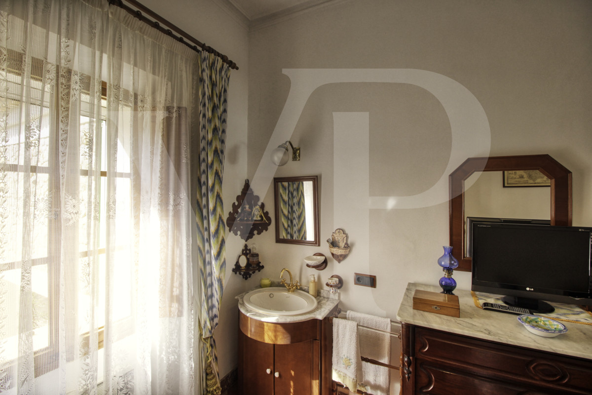 en-venta-fantástica-villa-señorial-de-1925-en-esquina-con-jardín-en-zona-tranquila-en-primera-línea-de-la-playa-platja-d'en-repíc-del-puerto-de-sóller