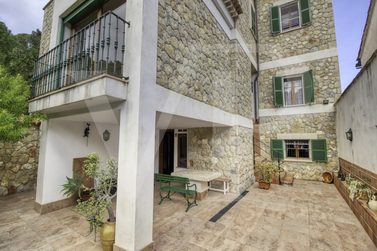 en-venta-fantástica-villa-señorial-de-1925-en-esquina-con-jardín-en-zona-tranquila-en-primera-línea-de-la-playa-platja-d'en-repíc-del-puerto-de-sóller