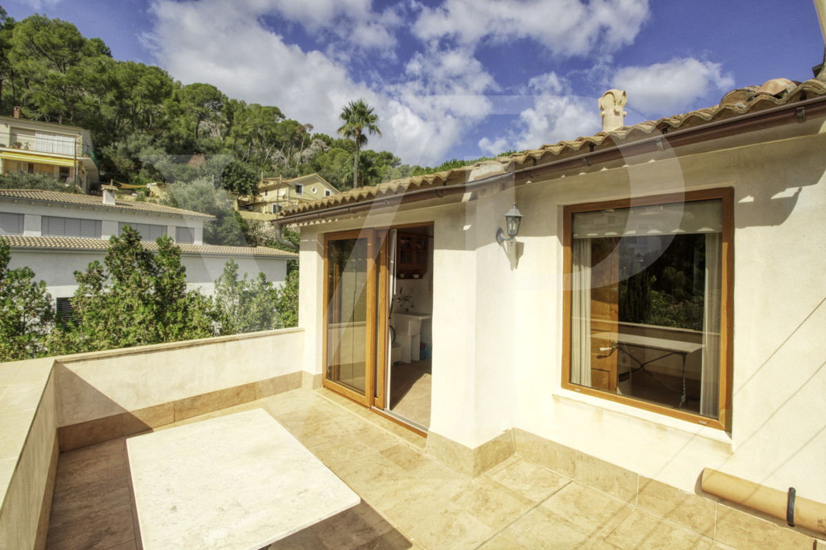 en-venta-fantástica-villa-señorial-de-1925-en-esquina-con-jardín-en-zona-tranquila-en-primera-línea-de-la-playa-platja-d'en-repíc-del-puerto-de-sóller