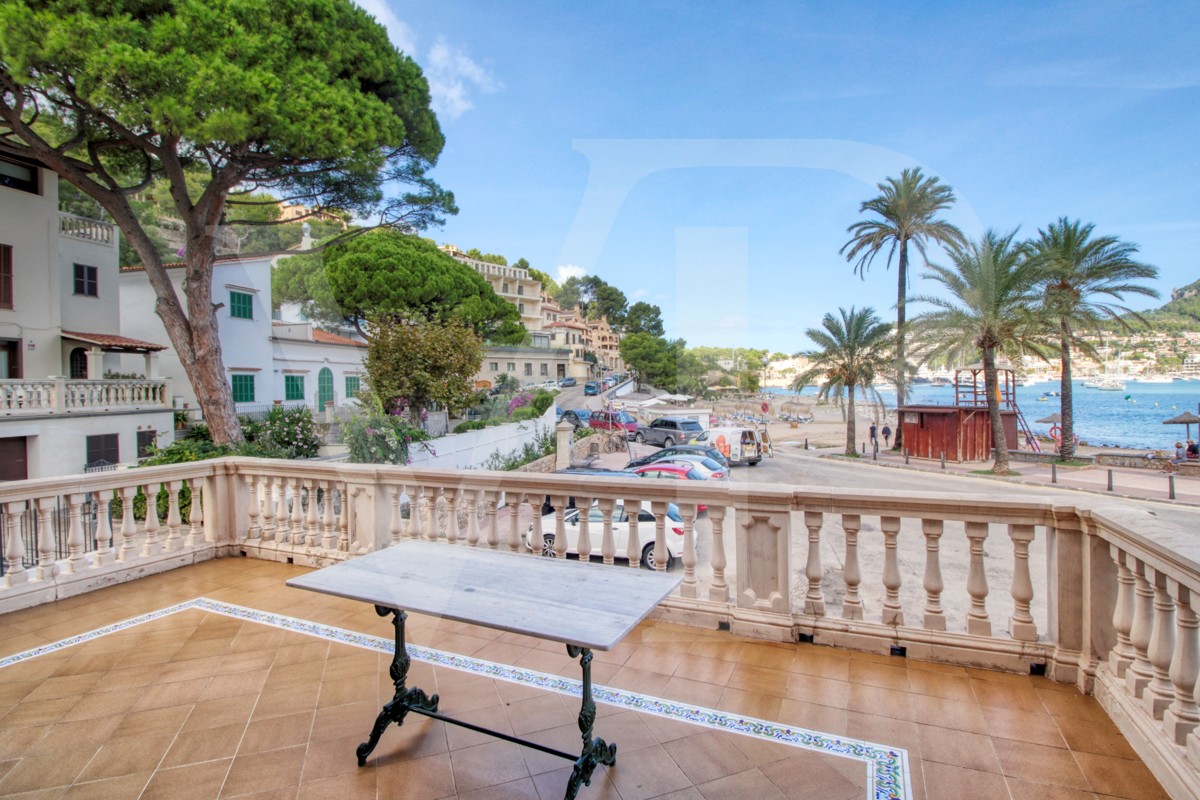 en-venta-fantástica-villa-señorial-de-1925-en-esquina-con-jardín-en-zona-tranquila-en-primera-línea-de-la-playa-platja-d'en-repíc-del-puerto-de-sóller