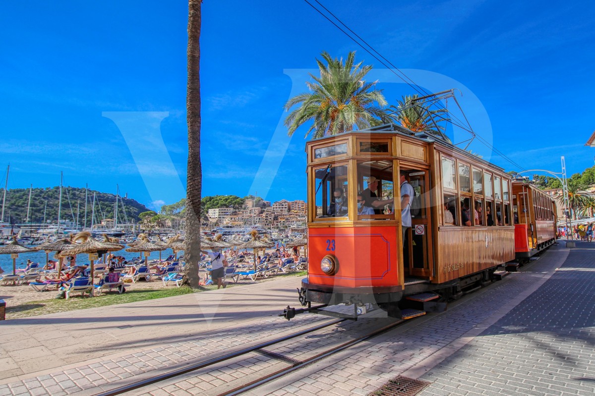 en-venta-fantástica-villa-señorial-de-1925-en-esquina-con-jardín-en-zona-tranquila-en-primera-línea-de-la-playa-platja-d'en-repíc-del-puerto-de-sóller