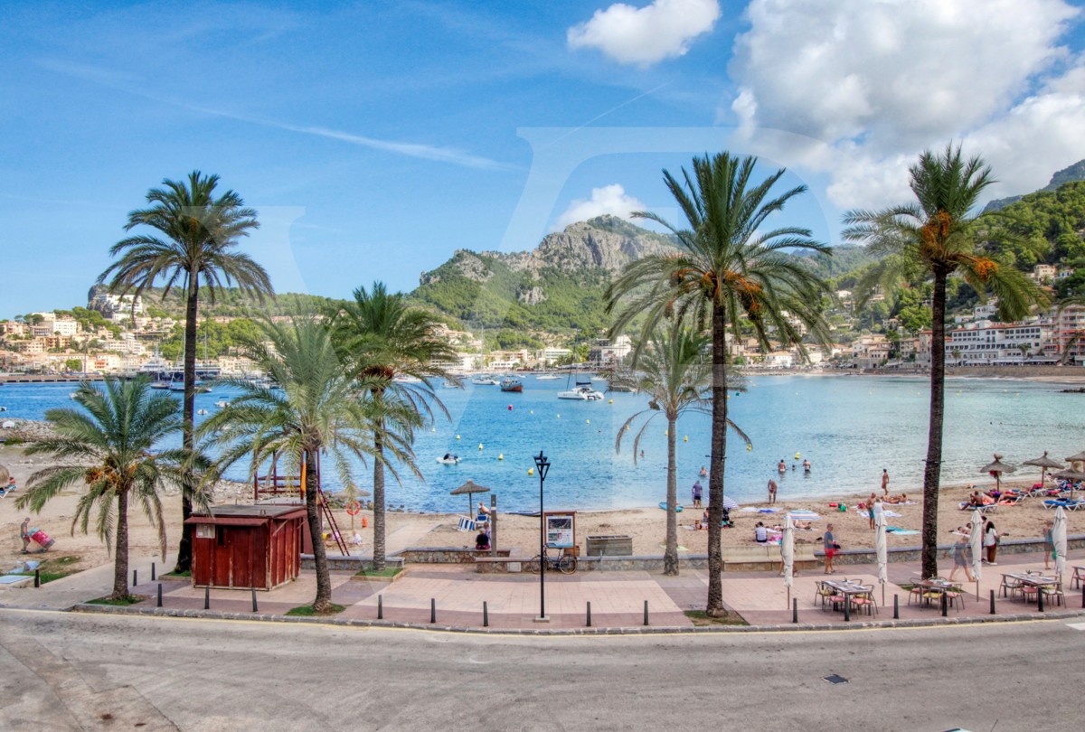 en-venta-fantástica-villa-señorial-de-1925-en-esquina-con-jardín-en-zona-tranquila-en-primera-línea-de-la-playa-platja-d'en-repíc-del-puerto-de-sóller