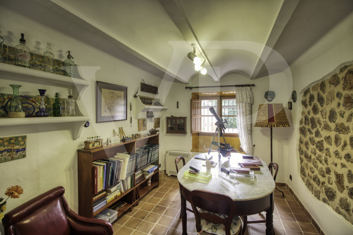en-venta-fantástica-villa-señorial-de-1925-en-esquina-con-jardín-en-zona-tranquila-en-primera-línea-de-la-playa-platja-d'en-repíc-del-puerto-de-sóller