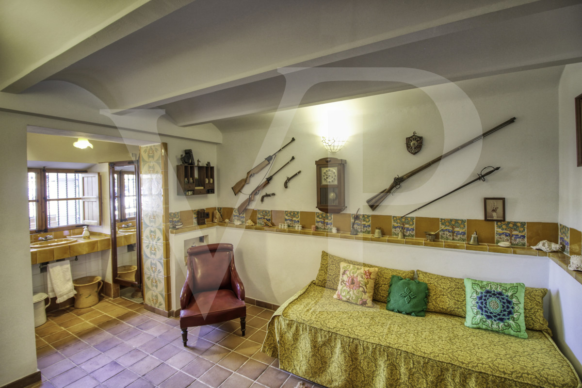 en-venta-fantástica-villa-señorial-de-1925-en-esquina-con-jardín-en-zona-tranquila-en-primera-línea-de-la-playa-platja-d'en-repíc-del-puerto-de-sóller