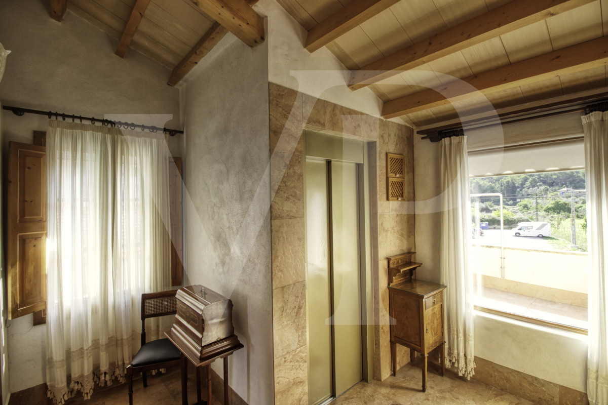 en-venta-fantástica-villa-señorial-de-1925-en-esquina-con-jardín-en-zona-tranquila-en-primera-línea-de-la-playa-platja-d'en-repíc-del-puerto-de-sóller