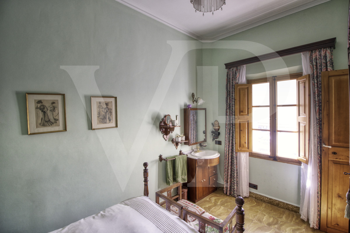 en-venta-fantástica-villa-señorial-de-1925-en-esquina-con-jardín-en-zona-tranquila-en-primera-línea-de-la-playa-platja-d'en-repíc-del-puerto-de-sóller