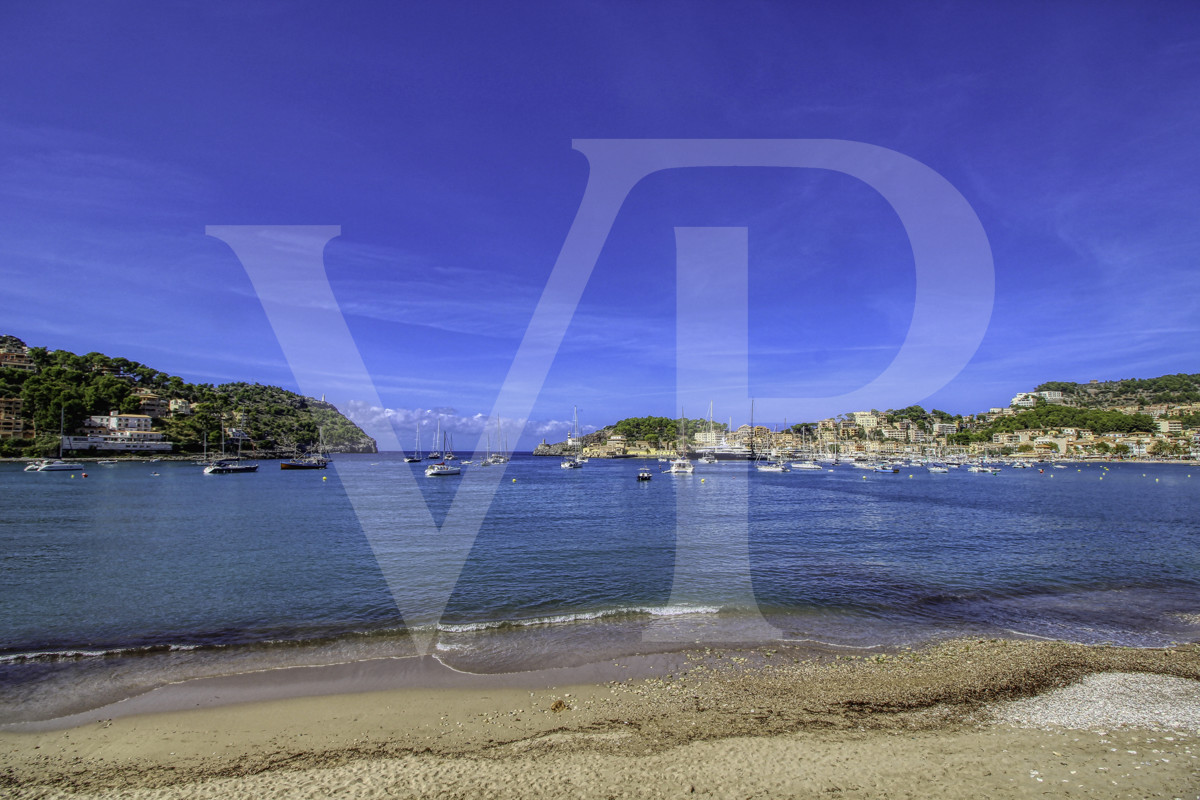 en-venta-fantástica-villa-señorial-de-1925-en-esquina-con-jardín-en-zona-tranquila-en-primera-línea-de-la-playa-platja-d'en-repíc-del-puerto-de-sóller