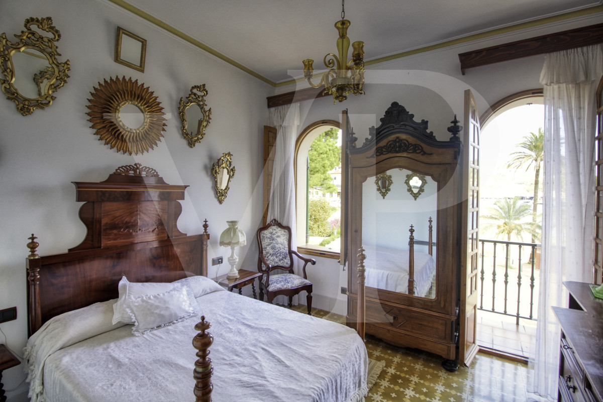 en-venta-fantástica-villa-señorial-de-1925-en-esquina-con-jardín-en-zona-tranquila-en-primera-línea-de-la-playa-platja-d'en-repíc-del-puerto-de-sóller