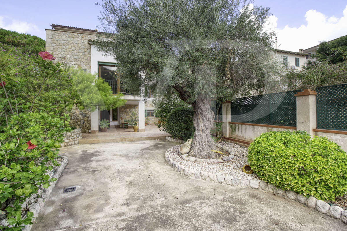 en-venta-fantástica-villa-señorial-de-1925-en-esquina-con-jardín-en-zona-tranquila-en-primera-línea-de-la-playa-platja-d'en-repíc-del-puerto-de-sóller
